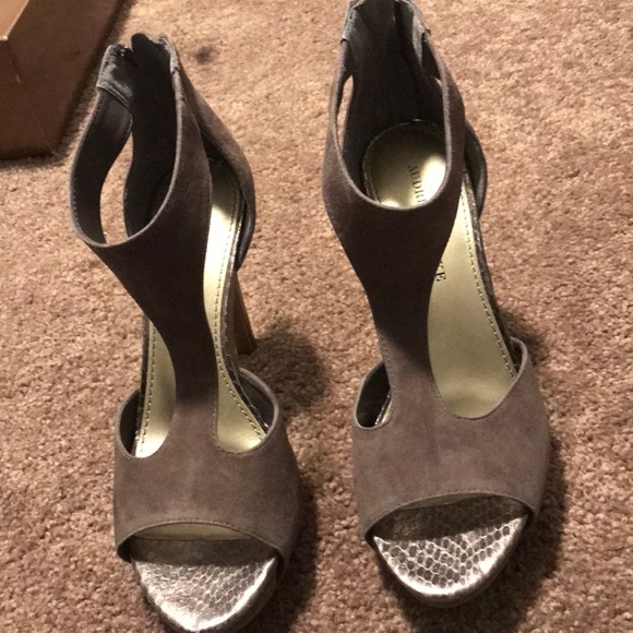 Heels - Picture 3 of 4